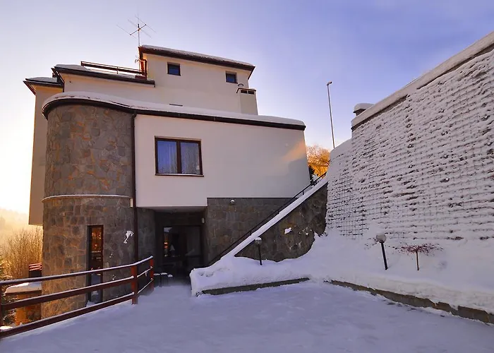 לינה וארוחת בוקר Urocza Art 3*