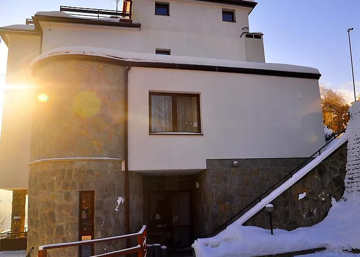 לינה וארוחת בוקר Urocza Art 3*